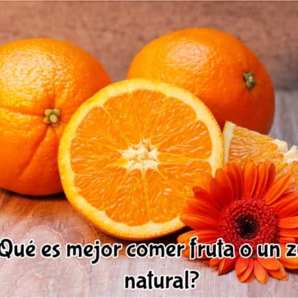 dos-naranjas-entreras-mas-una-partida-encima-de-una-mesa