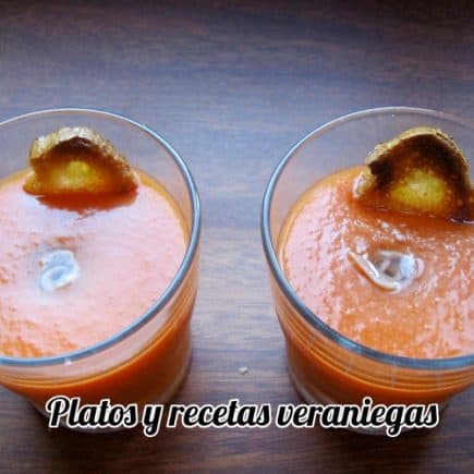 dos-vasos-de-gazpacho-con-dos-tostas-de-pan