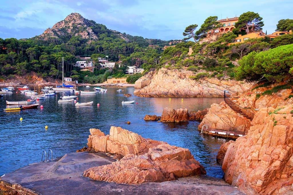 Explorando la costa catalana: playas, calas y encanto mediterráneo