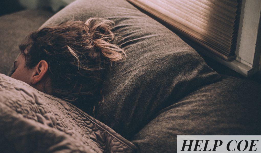 mujer durmiendo tapada con manta