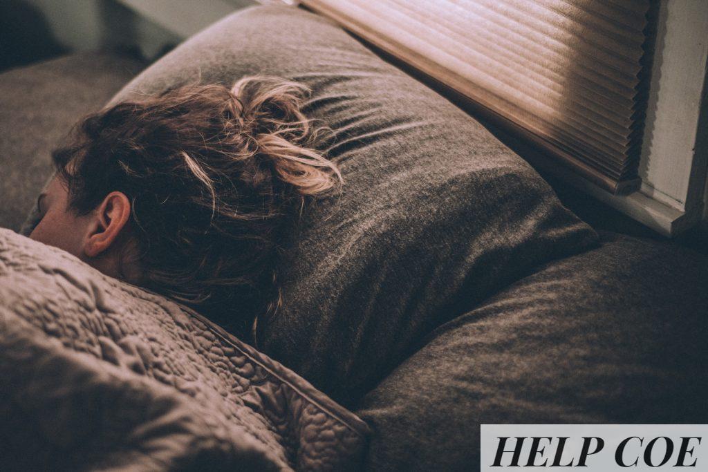 mujer durmiendo tapada con manta