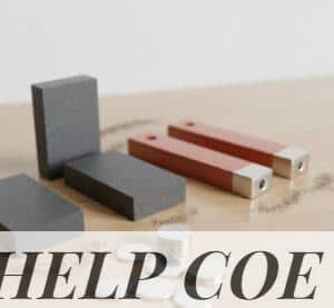 Varios tipos de imanes sobre una mesa de trabajo