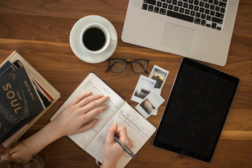 Persona escribiendo a mano en un cuaderno